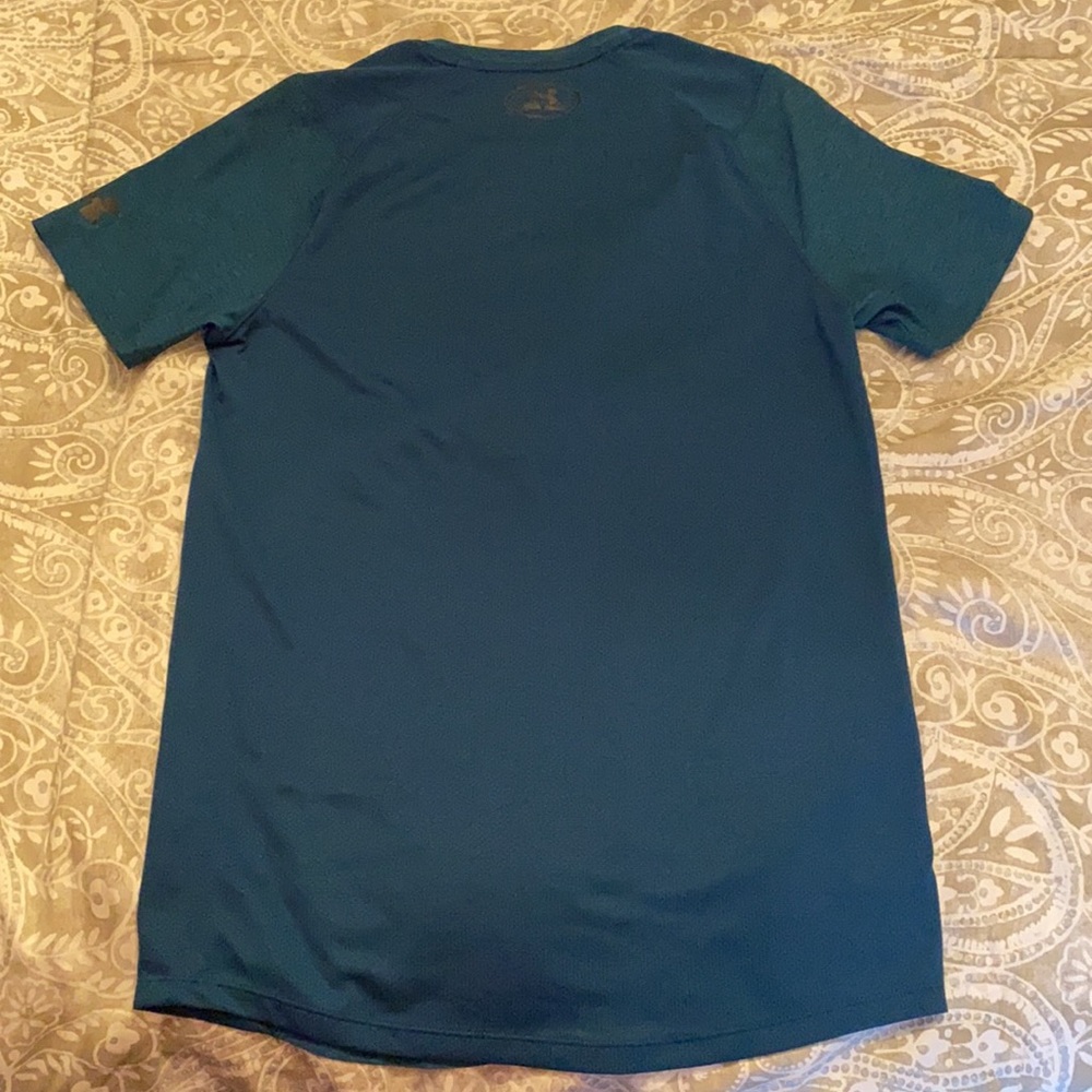 Like new! Under Amour athletic shirt, fitted - Picture 5 of 7